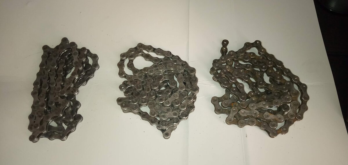 три цепи.  три грязные использованные цепи.