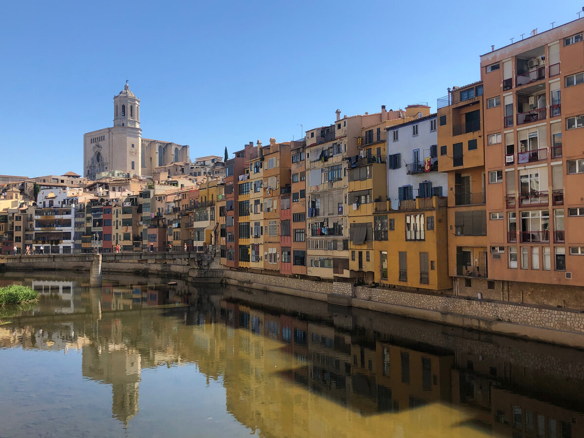 Вид на Жирону и собор, который снимали в сериале "Игра престолов"