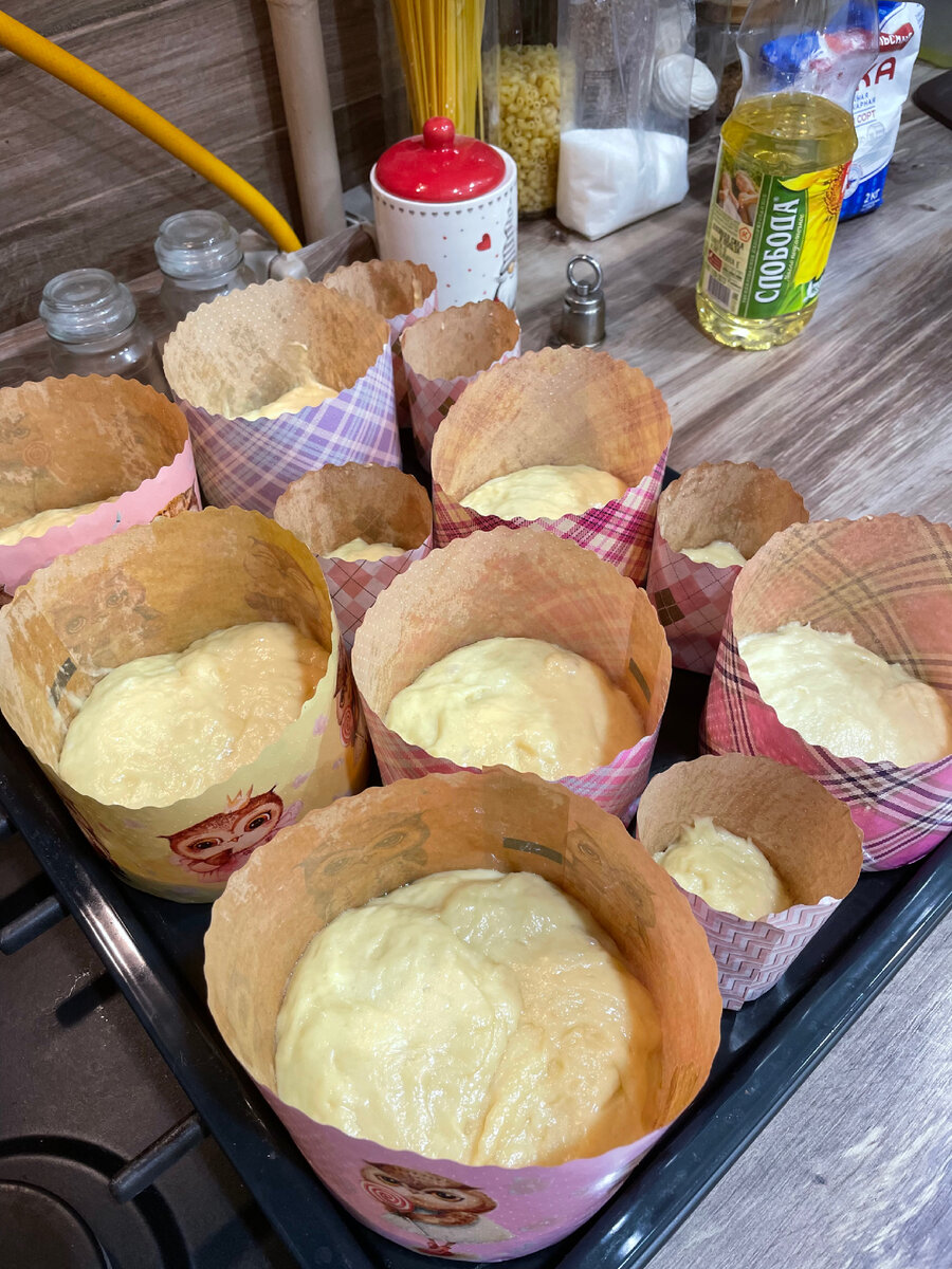 Первый раз с мамой пекли куличи для благотворительной лотерии.