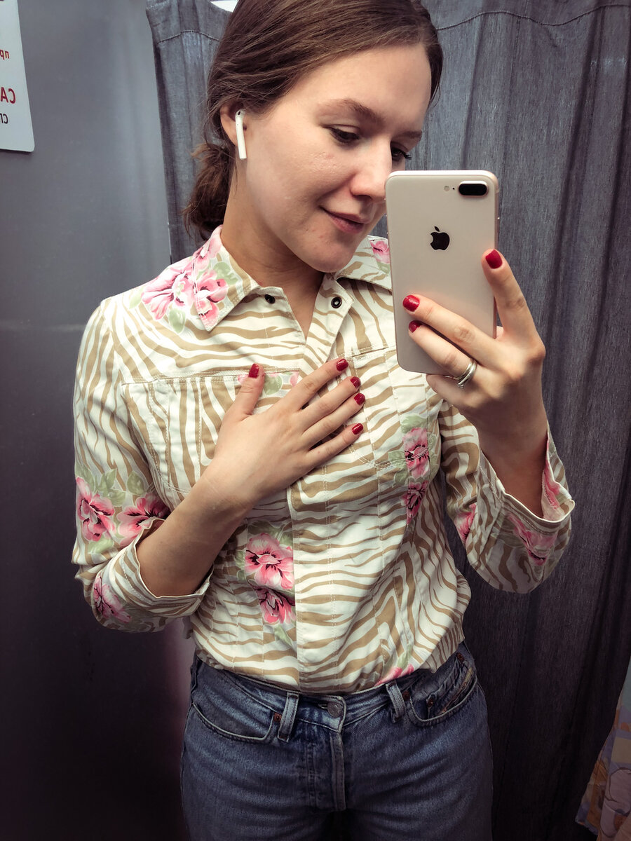 На груди два накладных кармашка на кнопках, на передних полочках так же можно заметить швы, которые создают приталенный силуэт