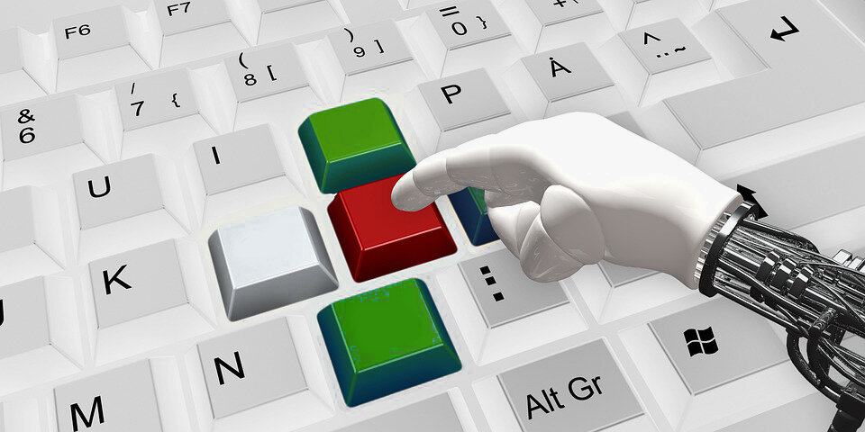 Рука робота на клавиатуре