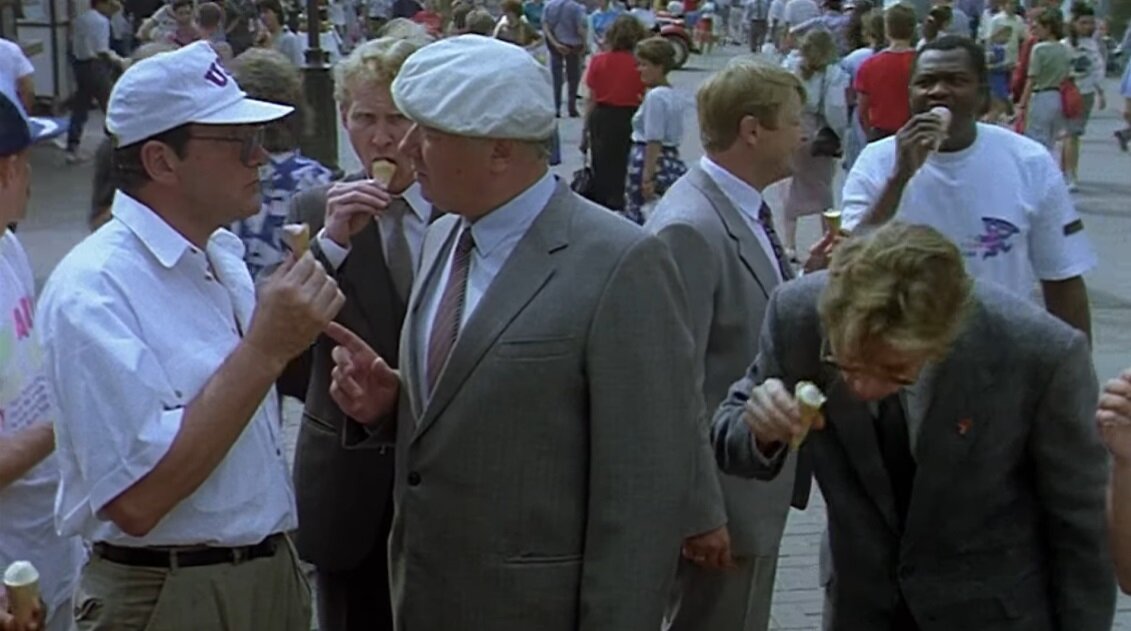 -"Какой сегодня курс?" -"Один к ста двадцати, товарищ генерал!" -"Так вот, за один рубль дают 120 долларов". Искромётный гайдаевский юмор уже переходит в подобие прогноза... Кадр из фильма "На Дерибасовской хорошая погода, или На Брайтон Бич опять идут дожди". (1992)