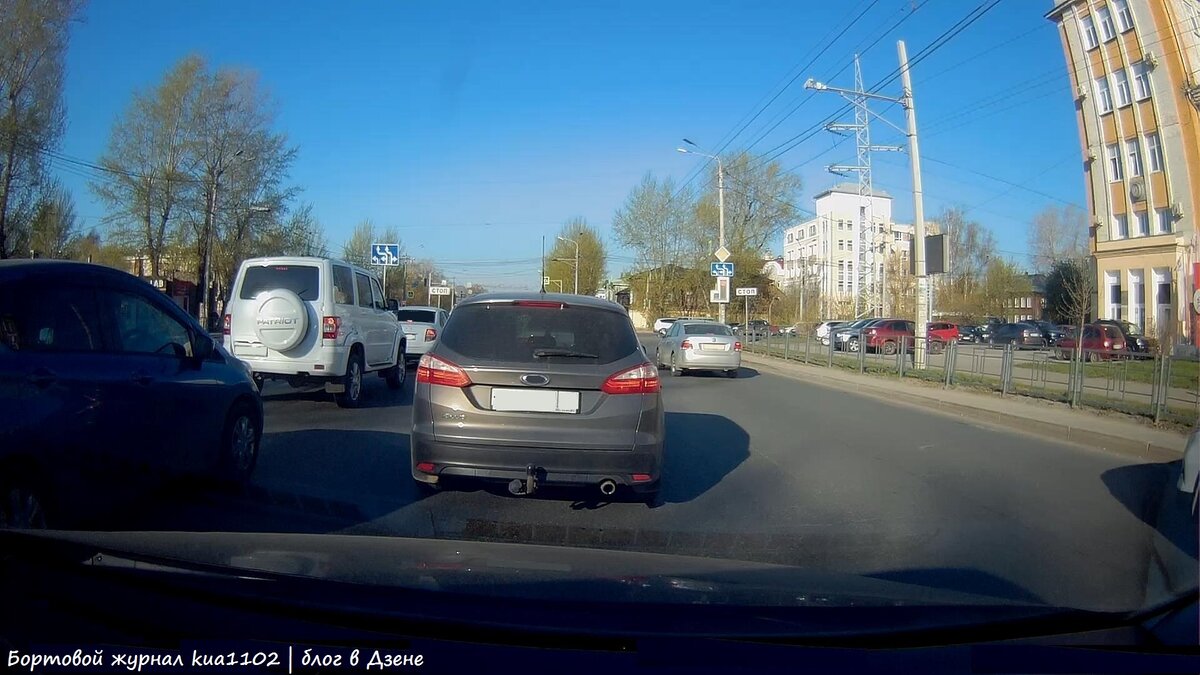 Включился запрещающий сигнал светофора. Автор фотографии kua1102