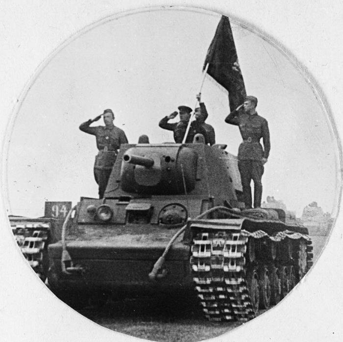 Вручение знамени 96-й танковой бригаде перед отправкой на фронт. май 1942 г.