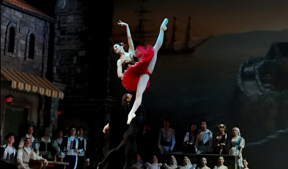 лебединое озеро балет театр оперы и балета казань. балет казань. казань балет 2024. первая татарская театральная труппа. бразильянка в казанском балете.