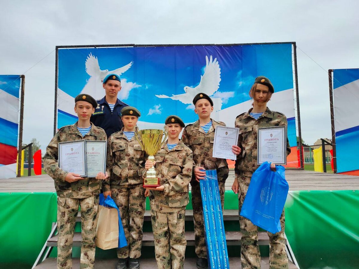 На фото победители военно-спортивного турнира – команда Парабельской гимназии (слева направо)  Евгений Тимофеев,  Никита Бочков (педагог), Анастасия Кудрявцева, Алексей Савельев, Андрей Хомич, Георгий Орлов.