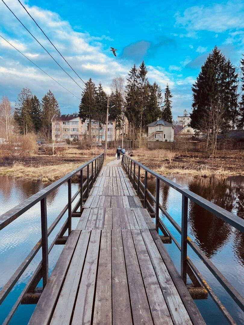 27.04.2022 Фото дочери. Чтоб попасть домой с электрички, надо перейти через речку Лубью