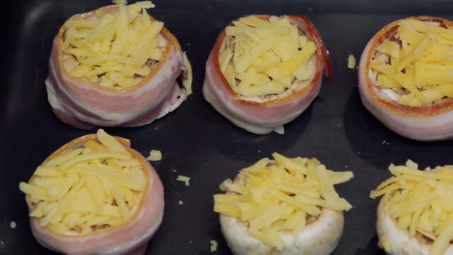 Грибы с сыром в беконе - вкусное блюдо для гурманов