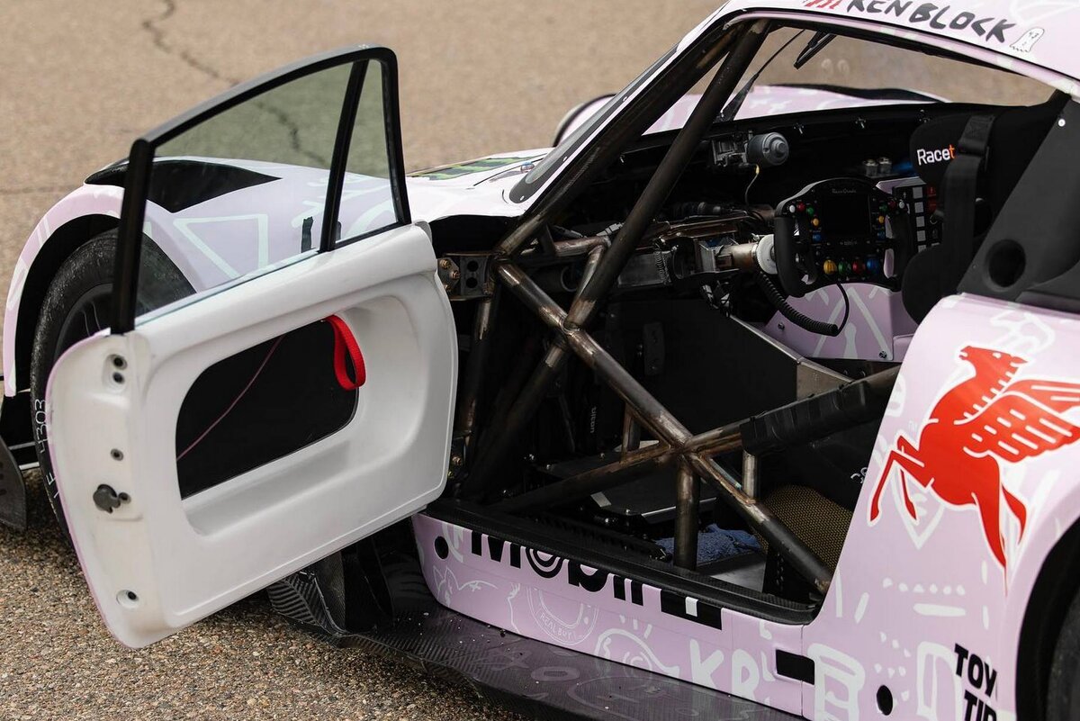    За знакомой дверью классического Porsche 911 — простейший кокпит