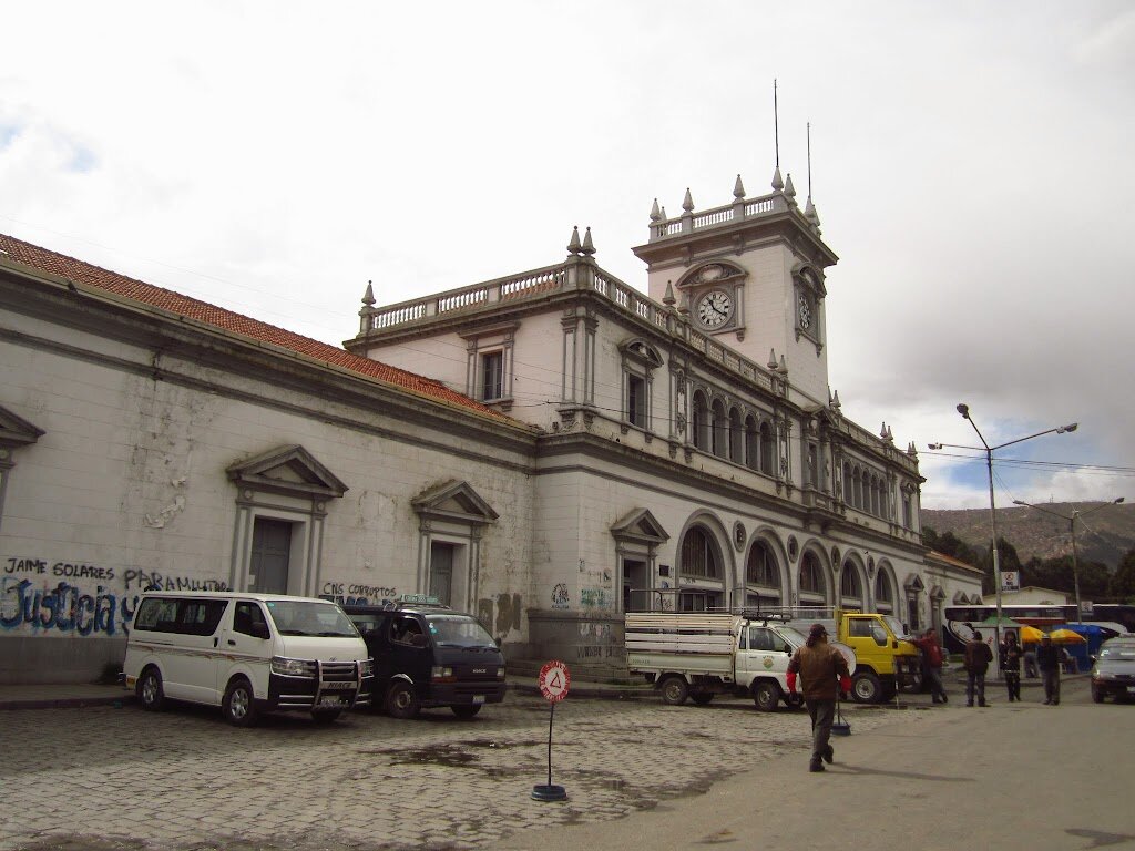 Столица фактически. Автовокзал. Самый высокогорный город Чили. Автобусный терминал ла-паса. Ла-пас Боливия человек с ДИНАМИТО.