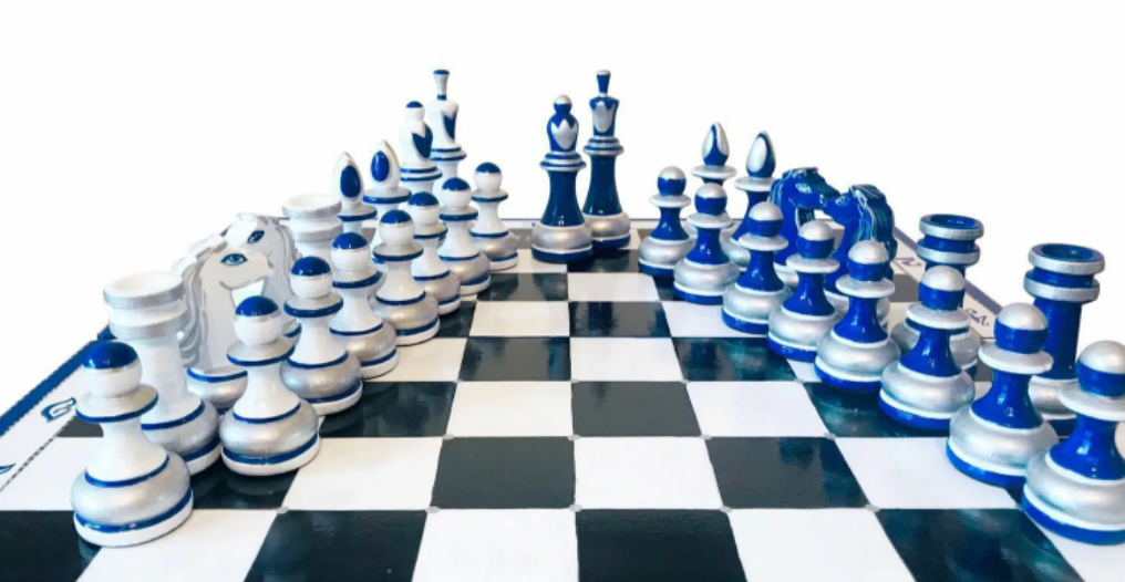 Ласковый мат. Шахматы "морские". Шахматная тематика. Синие шахматы. Шахматная доска.