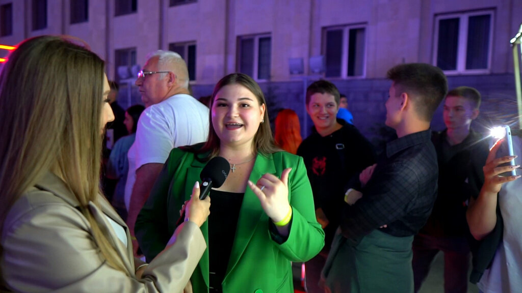 Фото неизвестной, но счастливой выпускницы с сайта allstav.ru