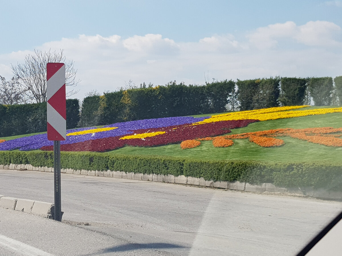 Придорожная полоса рядом с турецким Денизли. Красивые клумбы со свежими, художественно посаженными цветами и чистая обочина. Фотографировала на ходу, так что фокус не постановочный, выборочный, а типичный для Турции: населённые пункты содержатся в порядке.