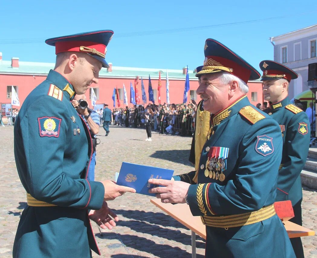 Генерал-полковник Виктор Горемыкин вручает диплом выпускнику