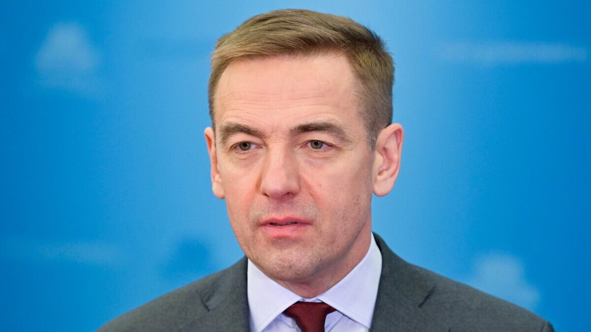    Заместитель министра промышленности и торговли РФ Виктор Евтухов во время пресс-подхода в Доме правительства РФ© РИА Новости / Александр Астафьев