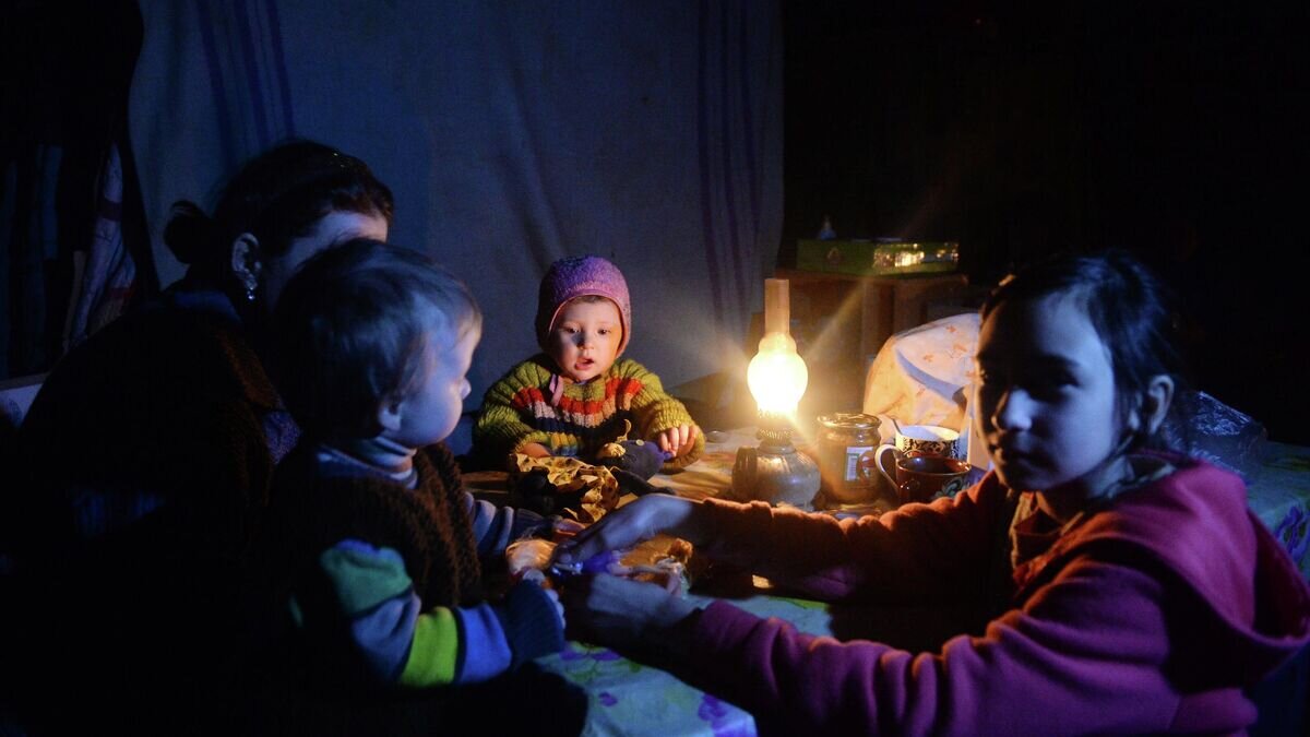    Жители Дебальцево, потерявшие свое жилье в результате обстрелов города, живут в бомбоубежище.© Михаил Воскресенский