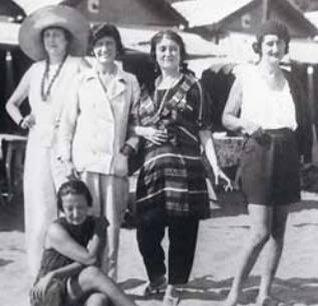 Коко и Мися в центре под ручку