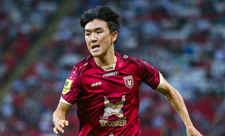    Корейский полузащитник «Рубина» Хван Ин Бом уехал из России. Фото: РПЛ