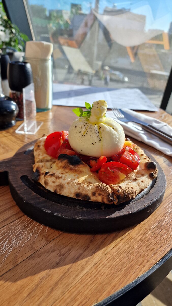 Мы были воодушевлены. Мы верили, что ещё чуть-чуть и все наши мечты сбудутся. И ели нашу любимую фокаччу с бурратой, запивая её совиньон блан