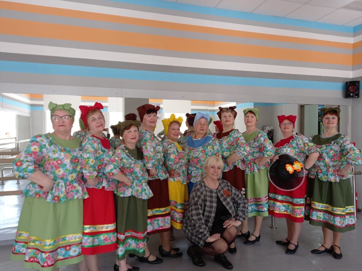 В новом образе деревенских барышень