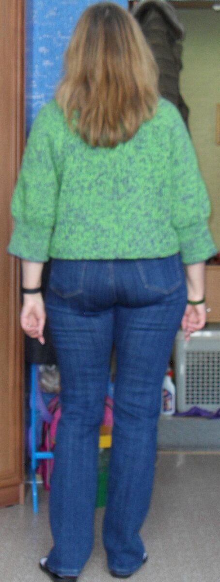 Короткий свитер. Вид сзади