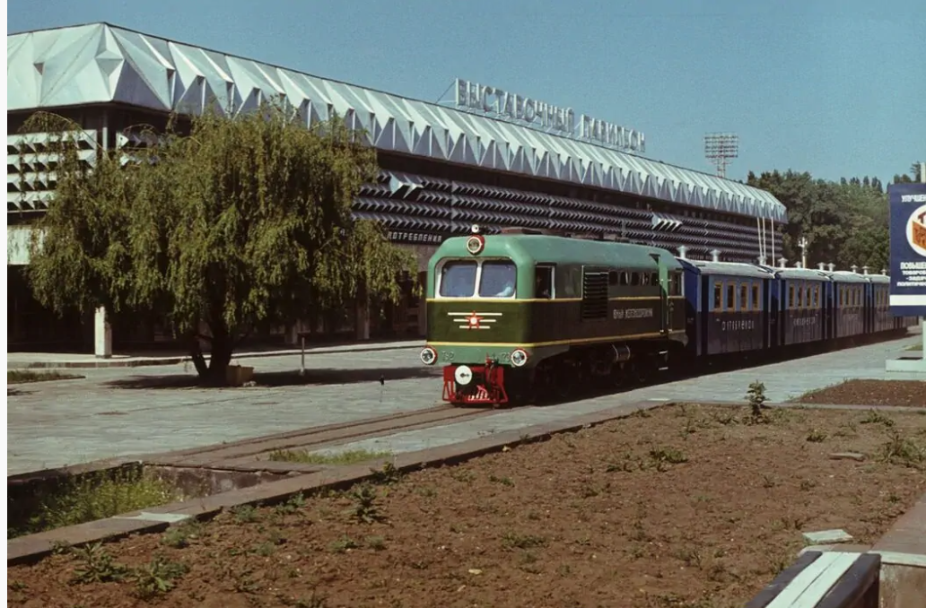 Поезд "Октябрёнок" у Выставочного павильона Автор:Николай Пытель