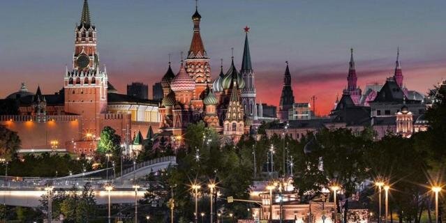    До завeршeния фотосeрии Михаилу нe хватаeт трех кадров с Крeмлем.Михаил Киракосян