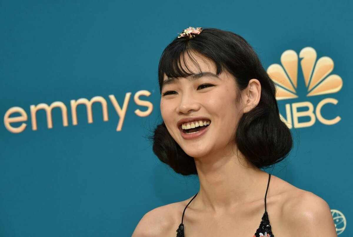 Чон Хо-ён. Изображение взято с сайта: https://www.spletnik.ru/blogs/pro_zvezd/197294_krasnaya-dorozhka-emmy-2022-polnostyu