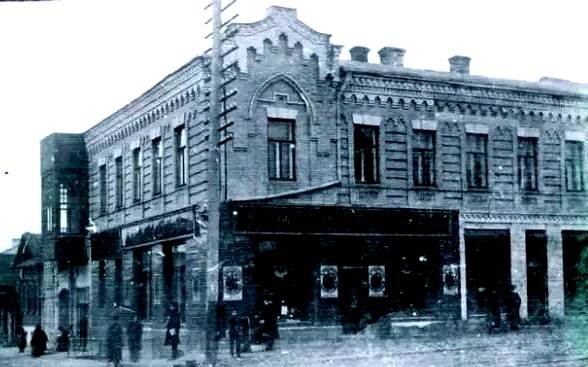 Садовая, 100. Раньше здесь продавались швейные машины "Зингер"