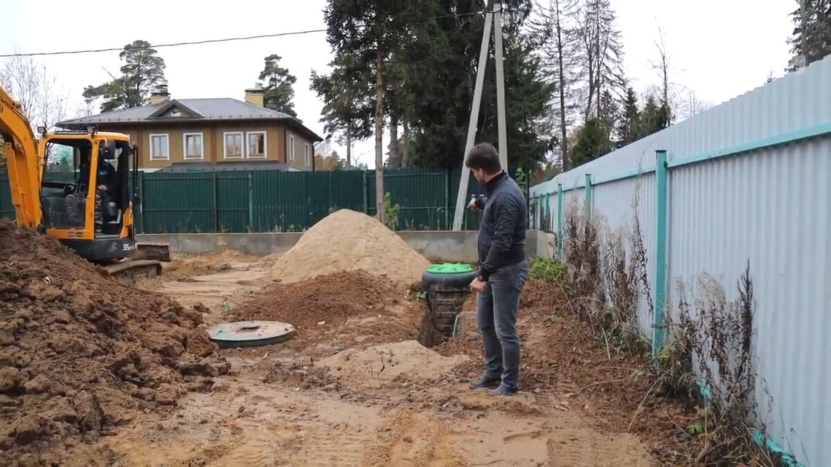 В отличие от металлического пластиковый кессон для скважины долговечнее, надежнее и дешевле.