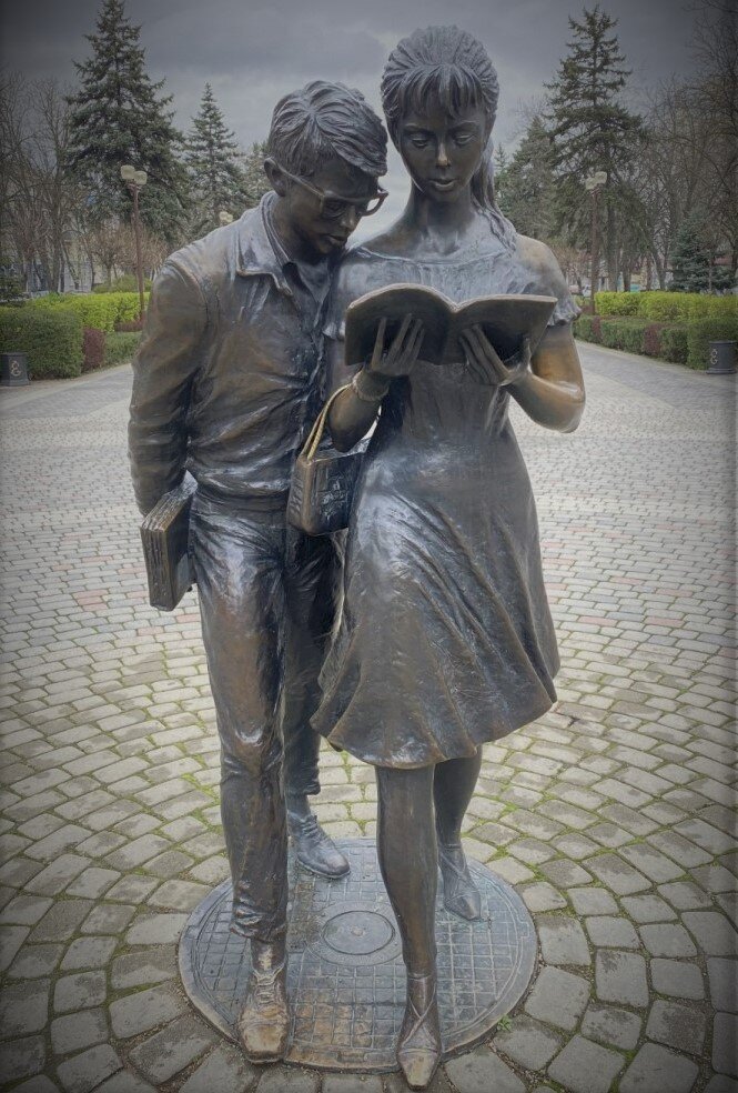 Памятник к Фильму "Приключения Шурика" установлен в Краснодаре. 
Авторы для создания этой скульптуры выбрали именно эту сцену, полюбившего всем фильма. Сцена из фильма, когда Шурик зачитался конспектом и они с Лидой не замечали ничего вокруг. Жители и гости города могут сделать фотографии на память, заглядывая через плечо Лиды в конспект.

