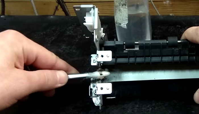 Фото 6. Очищаем в термоблоке бушинги резинового вала с помощью сервисной жидкости Inkmaster от запекшегося тонера и грязи