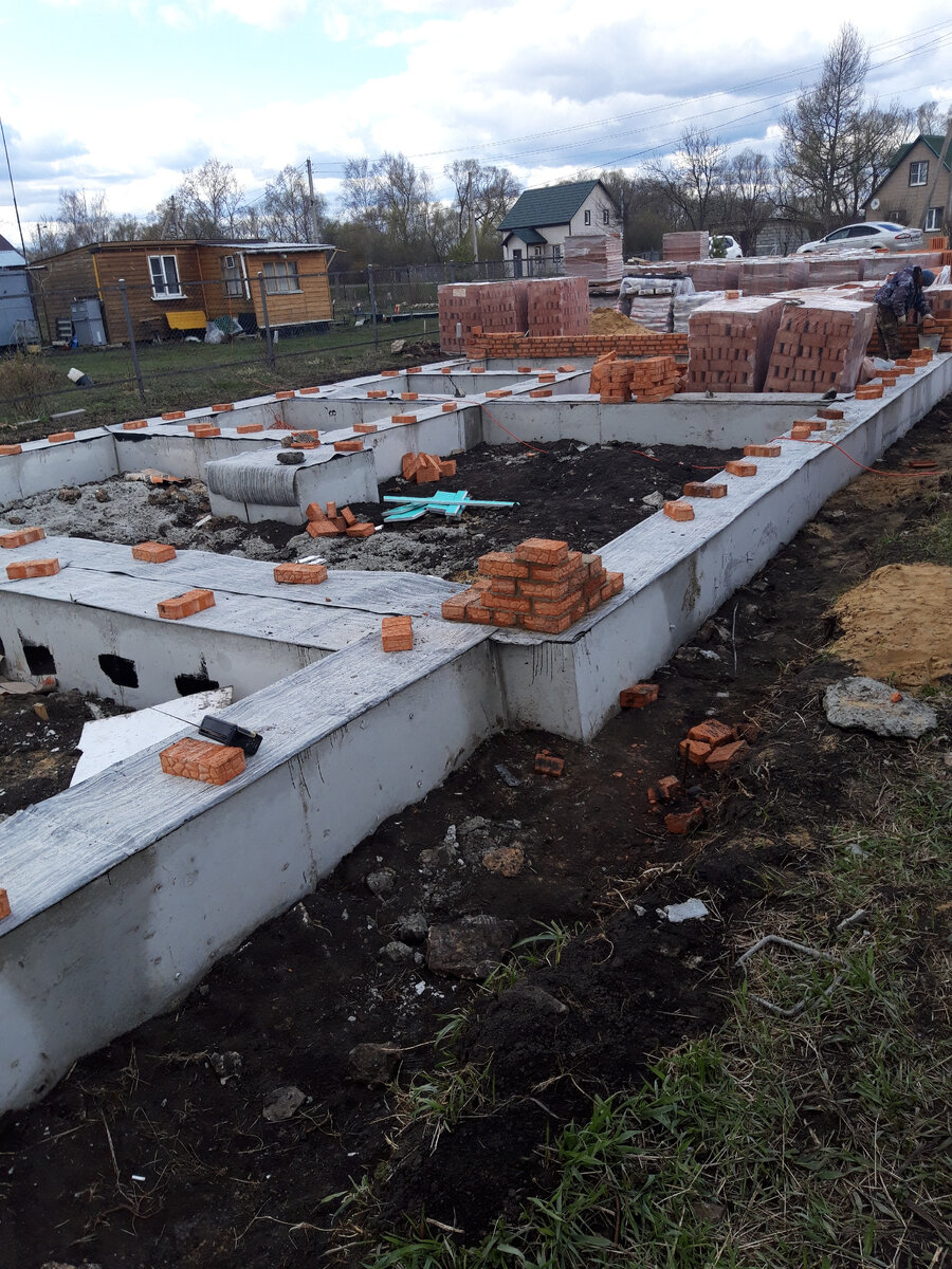 тонны кирпича вокруг