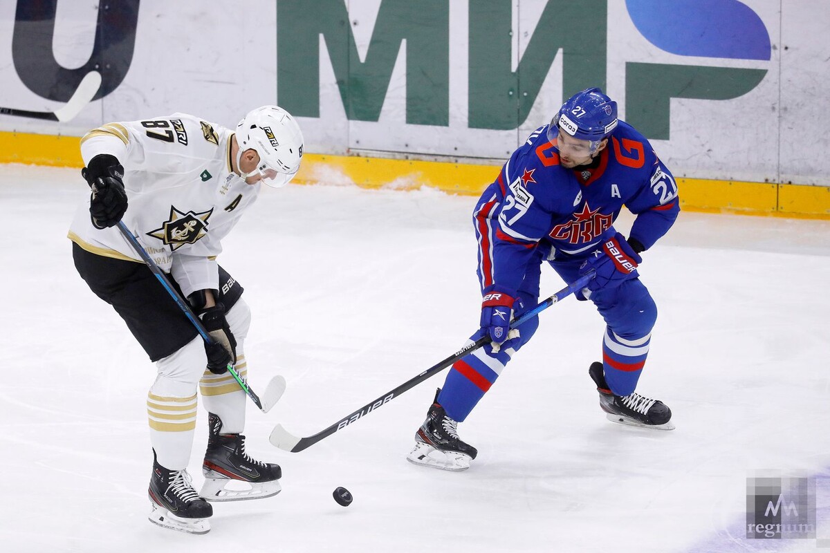    Игрок команды «Адмирал» Евгений Грачев и игрок команды СКА Игорь Ожиганов Дарья Драй © ИА REGNUM