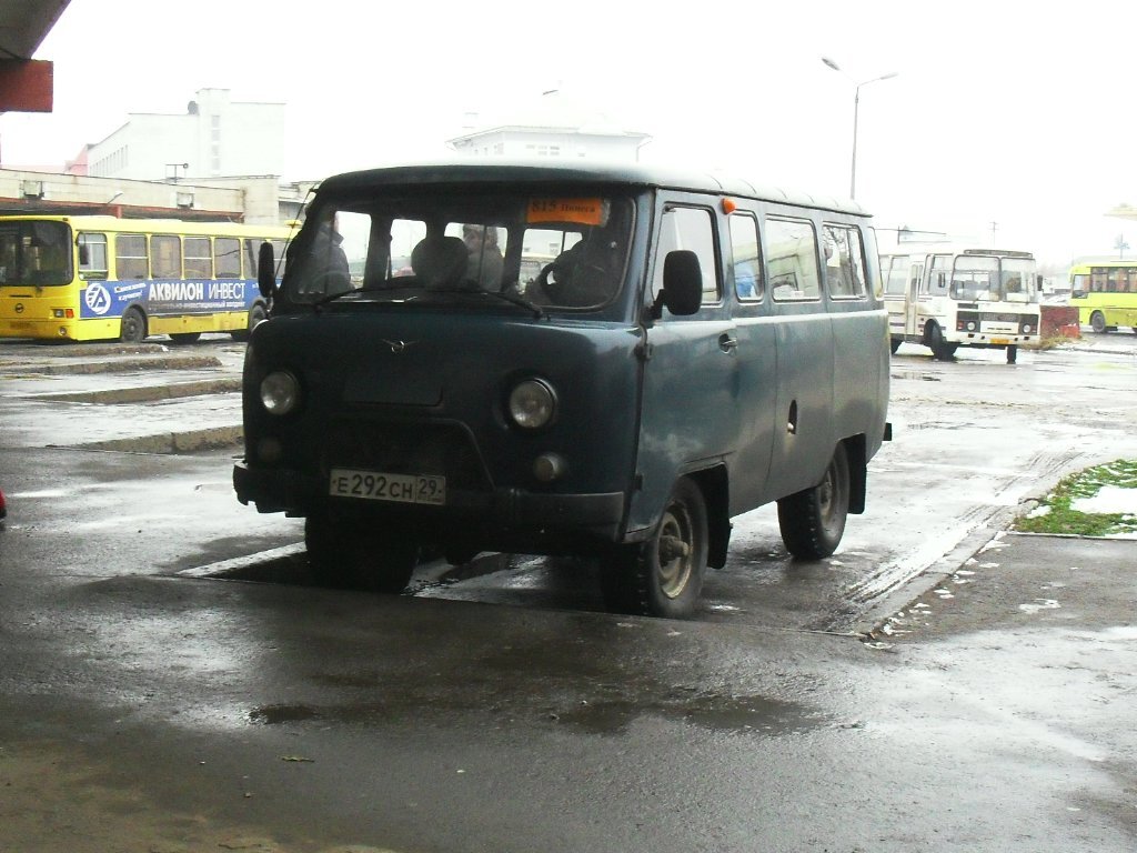 УАЗ-22069 на автовокзале Архангельска. Автор фото: Артем1. Источник — fotobus.msk.ru