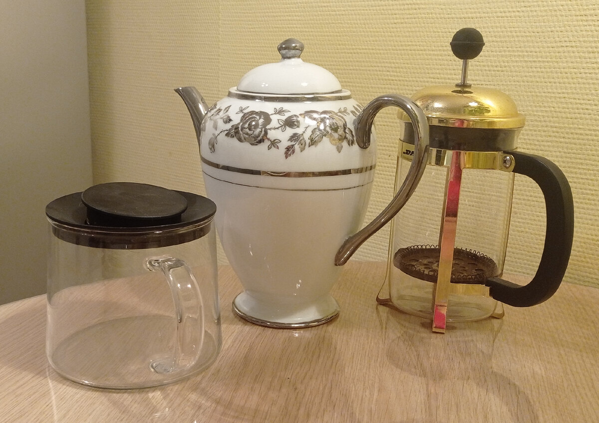 Наша коллекция заварочных чайников. Четвертый уехал на дачу.