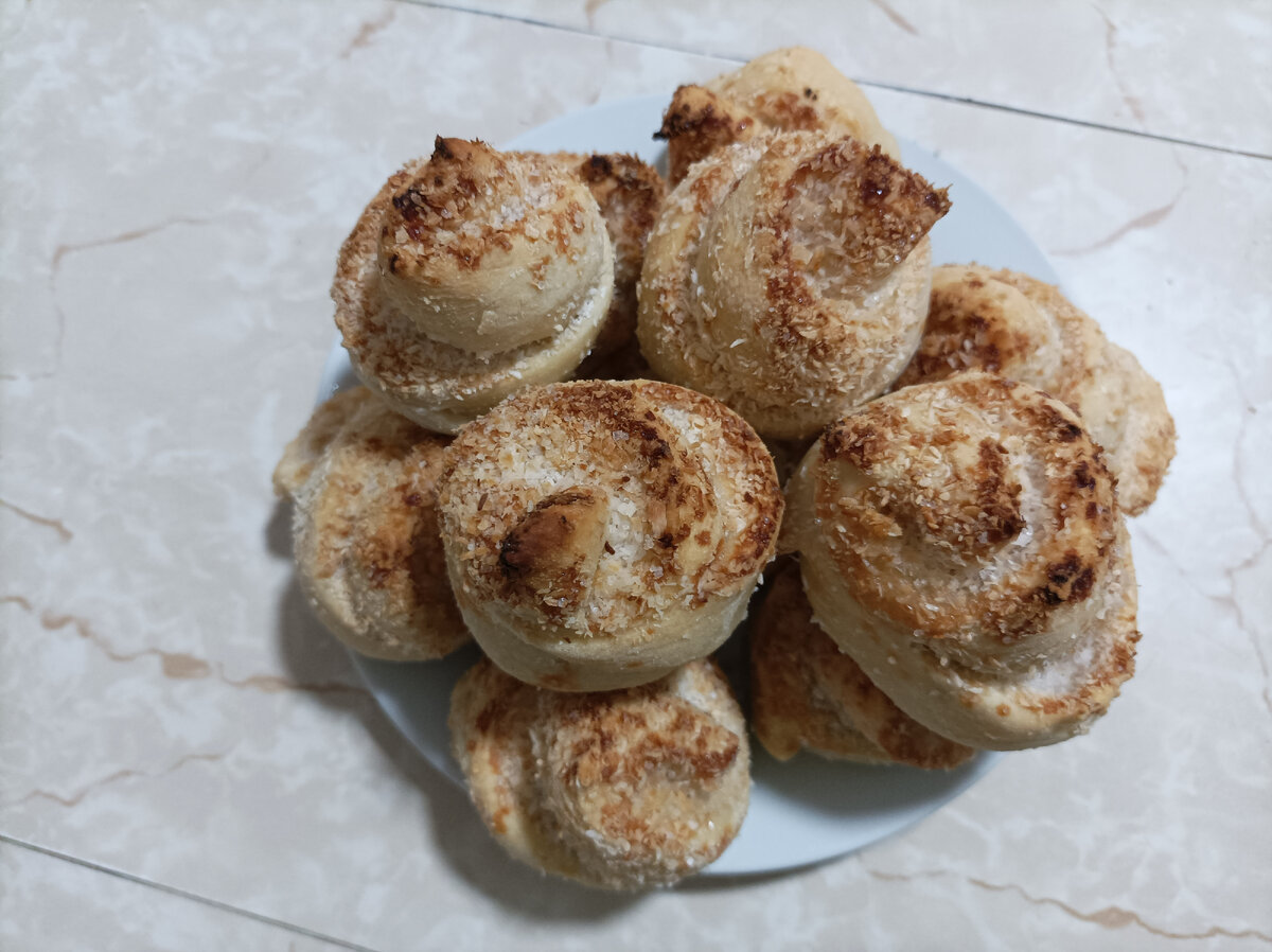 Сладкие булочки с кокосовой стружкой