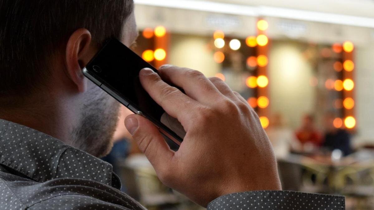    Мужчина говорит по телефону:Pxhere.com