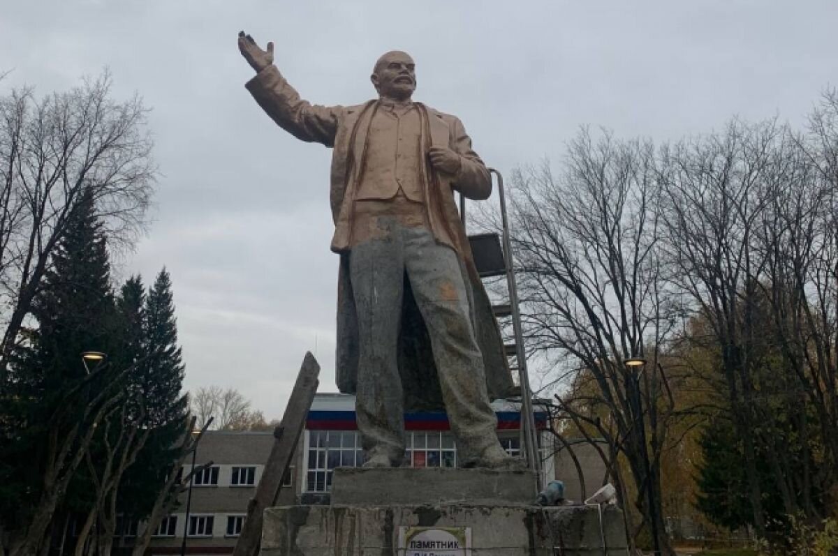    В новосибирском Пашино установили отреставрированный памятник Ленину