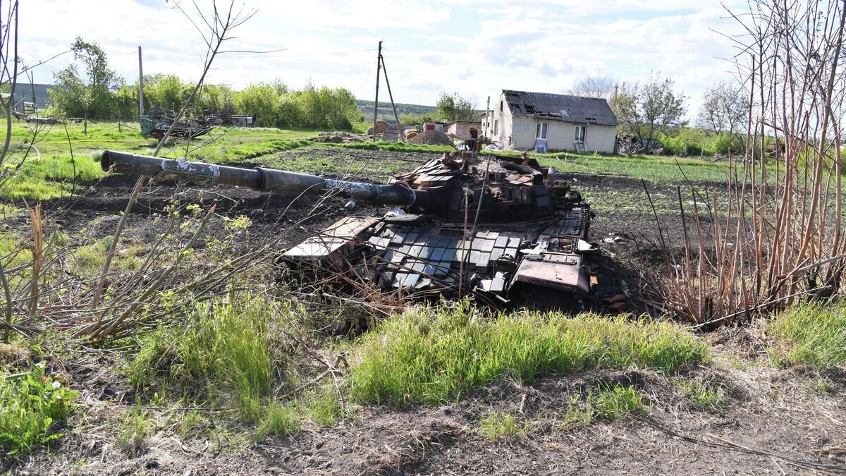    Подбитый танк ВСУ в селе Цуповка в Херсонской области© РИА Новости / Виктор Антонюк