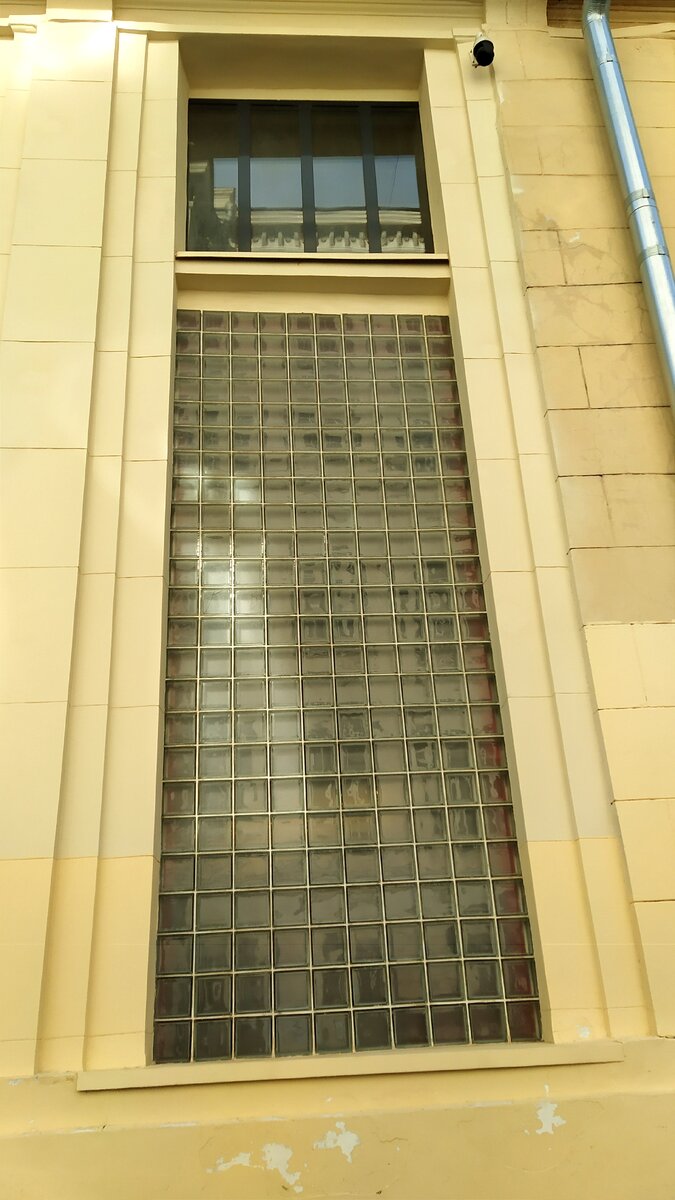 По фасаду здания активно используются стеклоблоки