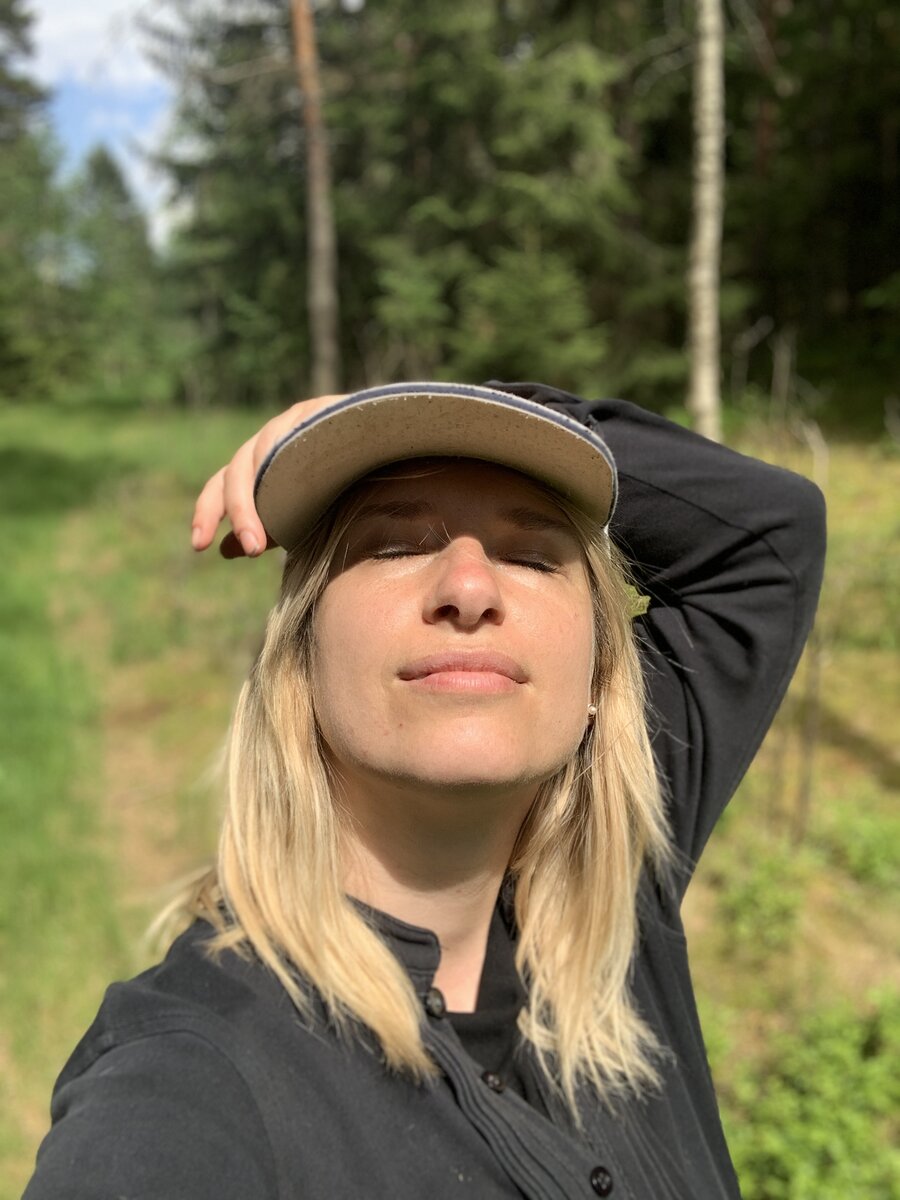 Это я закрыла глаза от дофаминового удовольствия. Фото сделала, когда собрала с папой урожай картошки у нас в деревне))) Фото: архив автора для заставки.