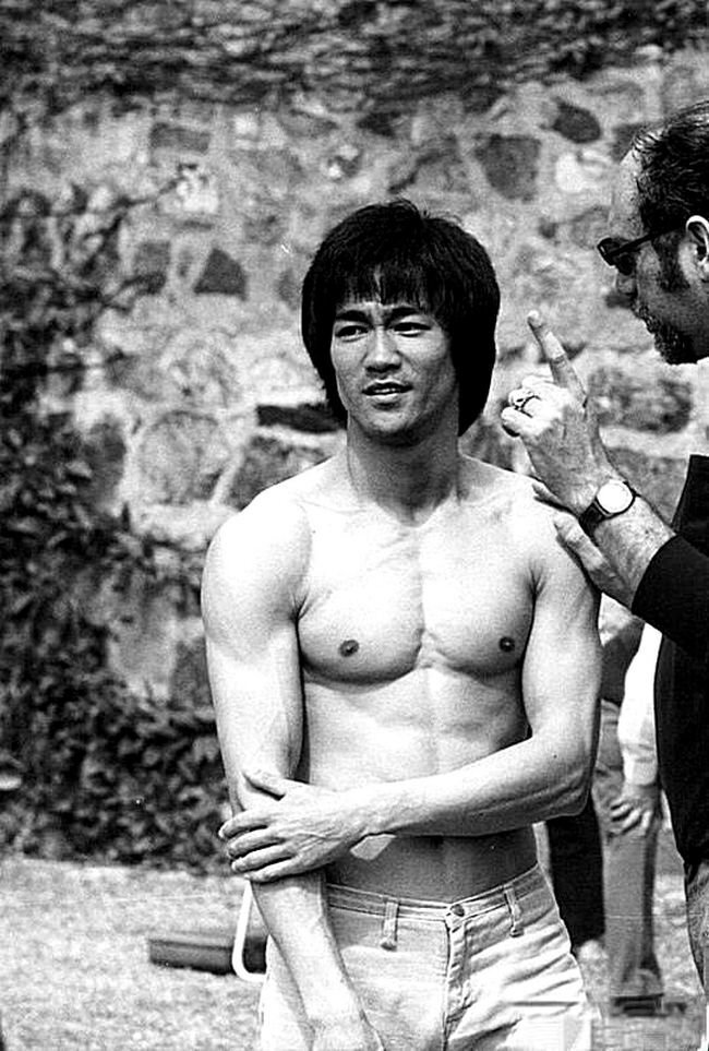 Брюс на съемках