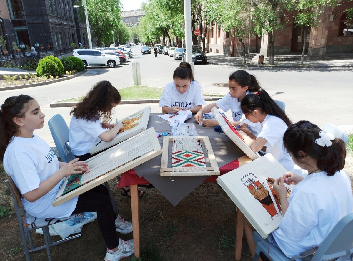 Гадрутские девочки вышивают гобелены во время работы выставки-ярмарки в центре Еревана. Фото  Евгении Филатовой (1)
