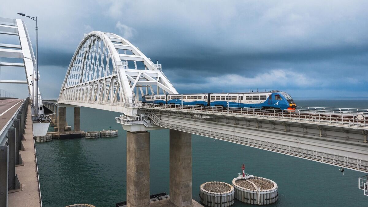    Пригородный поезд "ЮППК" едет по Крымскому мосту© Фото : Южная пригородная пассажирская компания