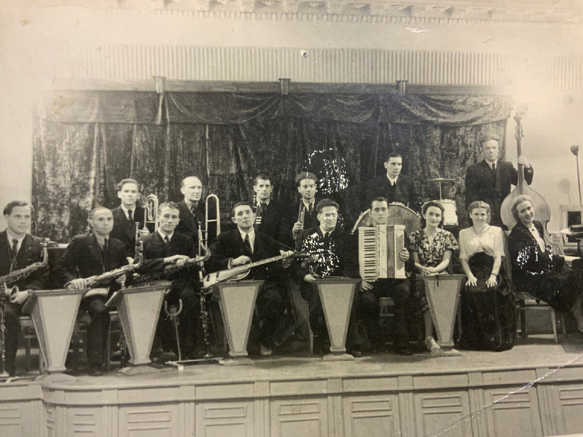 На снимке из архива Идеи Алексеевой (вторая справа в первом ряду) половина шанхайцев из оркестра Олега Лунстрема, не уехавших с маэстро в Москву. Под руководством Леонида Тещина они по разным причинам остались в Казани. Кинотеатр Татарстан 1956 год.