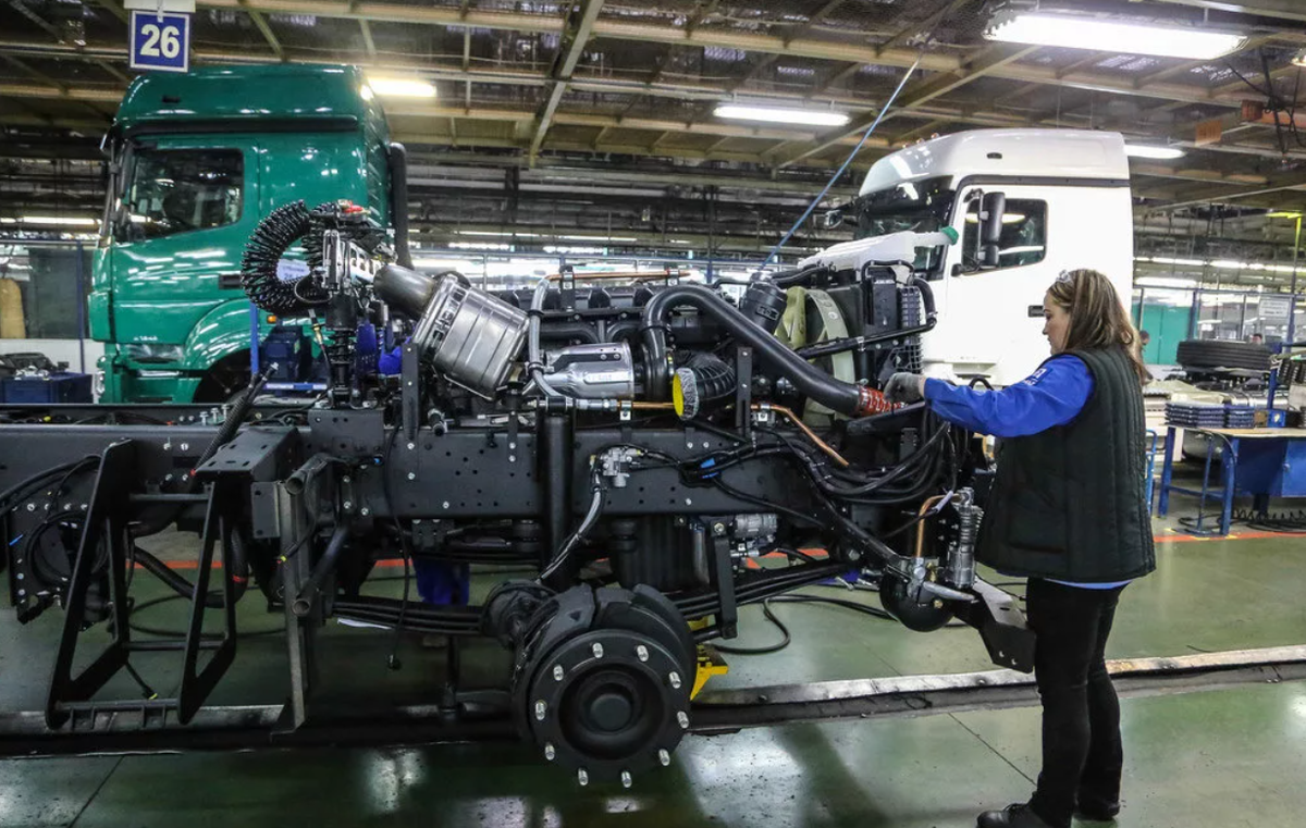 Заводы набережные челны. КАМАЗ Набережные Челны завод автомобильный завод. Завод КАМАЗ В Нижнекамске. Автосборочный завод КАМАЗ Набережные Челны. Конвейер КАМАЗ Набережные Челны.