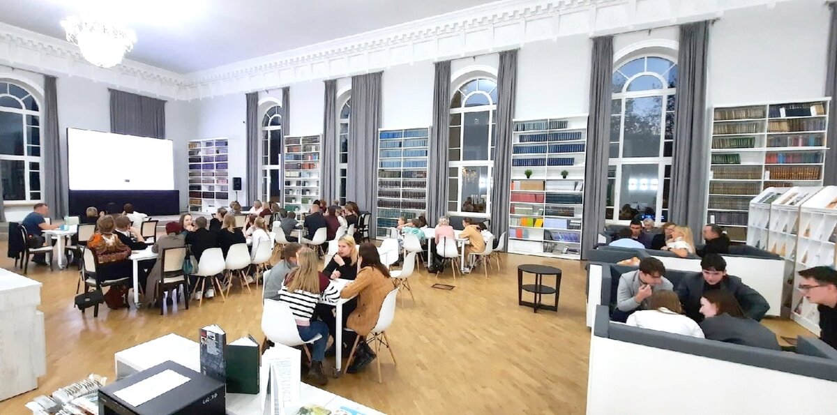 Недавно в библиотеке был произведен  капитальный ремонт и обрамление её интерьеров в новый дизайн