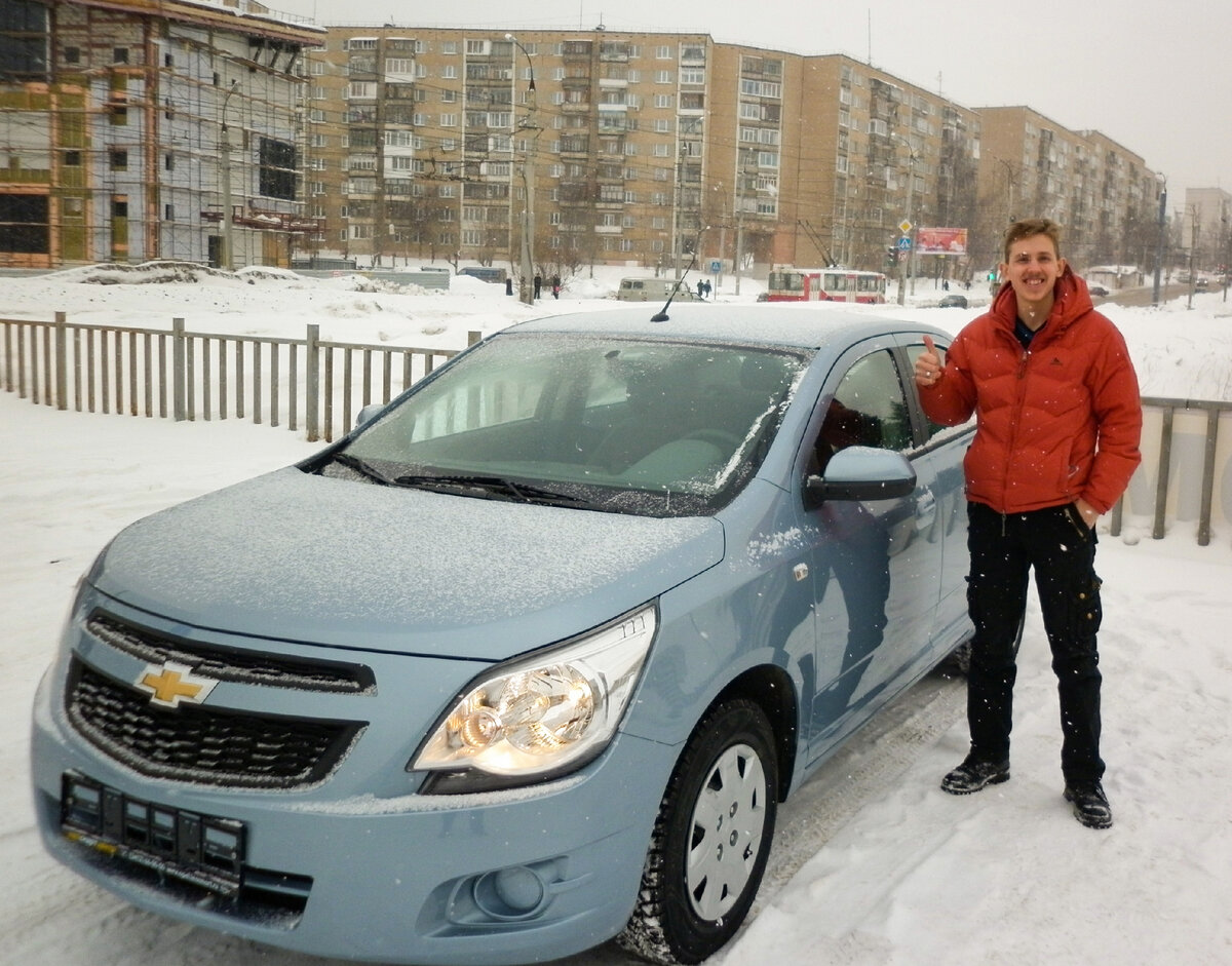 Ретро машина вид спереди. Маленькая высокая машина. Куда нибудь. Нибудь ездил. Mustang реклама.