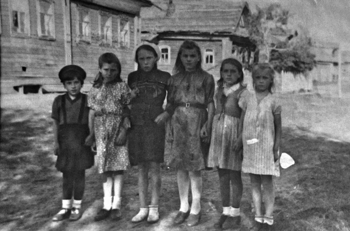Всего через десяток лет эти девчонки из военного времени расцветут по-взрослому... Фото 1942 года из личного архива автора.